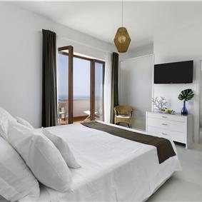 4 bedroom with pool and panoramic sea views near Serrento, sleeps 10